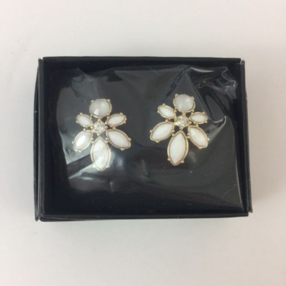 Avon Gold Tone Flower Earrings in Sealed Package